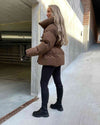 Gewatteerde jas met ceintuur voor dames - warme bruine jas met oversized kraag - Bakkermode.nl
