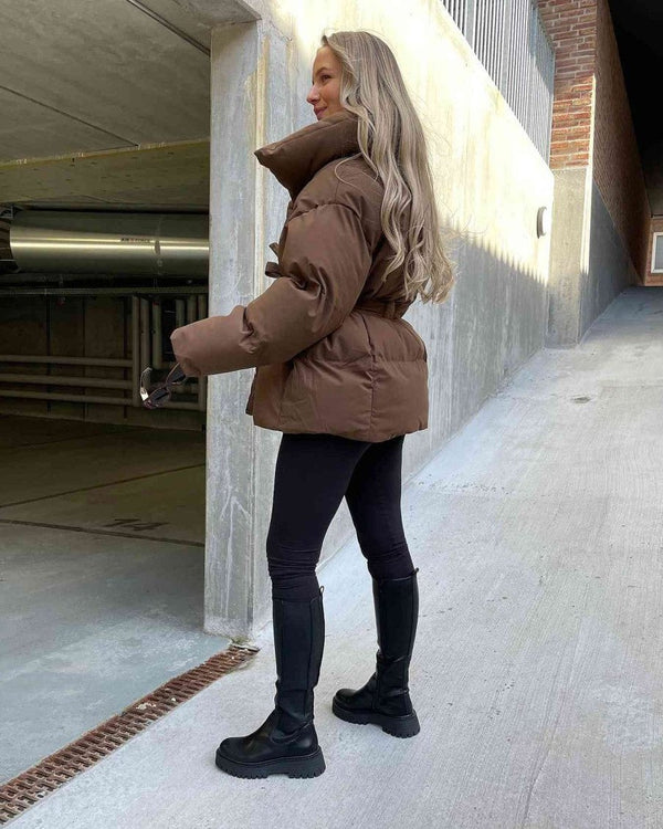 Gewatteerde jas met ceintuur voor dames - warme bruine jas met oversized kraag - Bakkermode.nl