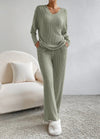 2-delige lounge set - ribgebreide beige set met V-hals trui en wijde broek - Bakkermode.nl
