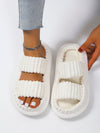Witte fuzzy slippers dames – comfortabele instap huisslippers - Bakkermode.nl