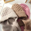 Gebreide muts en sjaal set - warme dames winteraccessoires - Bakkermode.nl