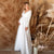 Zwangere maxi-jurk - elegante witte damesgala met kantmouwen