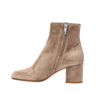 Handgemaakte beige suède enkellaarzen dames – stijlvolle blokhak - Bakkermode.nl