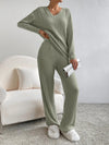 2-delige lounge set - ribgebreide beige set met V-hals trui en wijde broek - Bakkermode.nl