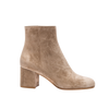 Handgemaakte beige suède enkellaarzen dames – stijlvolle blokhak - Bakkermode.nl