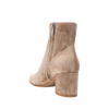Handgemaakte beige suède enkellaarzen dames – stijlvolle blokhak - Bakkermode.nl