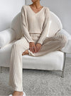 2-delige lounge set - ribgebreide beige set met V-hals trui en wijde broek - Bakkermode.nl