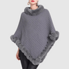 Gebreide poncho met zachte weefstructuur – stijlvolle damesponcho met kraag en imitatiebont afwerking - Bakkermode.nl