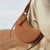 Dames handtas stijlvolle leren crossbody tas - chique halvemaan ontwerp in bruin voor dagelijks gebruik