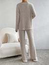 2-delige lounge set - ribgebreide beige set met V-hals trui en wijde broek - Bakkermode.nl