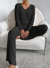 2-delige lounge set - ribgebreide beige set met V-hals trui en wijde broek - Bakkermode.nl
