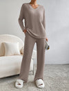 2-delige lounge set - ribgebreide beige set met V-hals trui en wijde broek - Bakkermode.nl