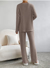 2-delige lounge set - ribgebreide beige set met V-hals trui en wijde broek - Bakkermode.nl
