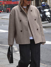 Oversized button-down jas dames - korte beige jas met moderne pasvorm - Bakkermode.nl