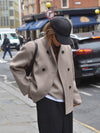Oversized button-down jas dames - korte beige jas met moderne pasvorm - Bakkermode.nl