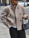 Oversized button-down jas dames - korte beige jas met moderne pasvorm - Bakkermode.nl