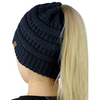 Trendy gebreide beanie met paardenstaartopening - dames winteraccessoire