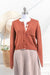 Korte gebreide cardigan - rode dames vest met knoopsluiting en borstzakje - Bakkermode.nl