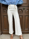 Dames hoog-waist broek in wit - casual flared ontwerp met gouden knopen