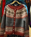 Grijs-rode Noorse cardigan - warme Scandinavische dames vest - Bakkermode.nl