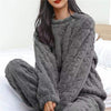 2-delig dames pyjamaset van fleece - zachte en warme loungewear voor koude avonden - Bakkermode.nl