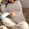 2-delig dames pyjamaset van fleece - zachte en warme loungewear voor koude avonden - Bakkermode.nl