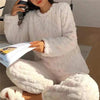 2-delig dames pyjamaset van fleece - zachte en warme loungewear voor koude avonden - Bakkermode.nl