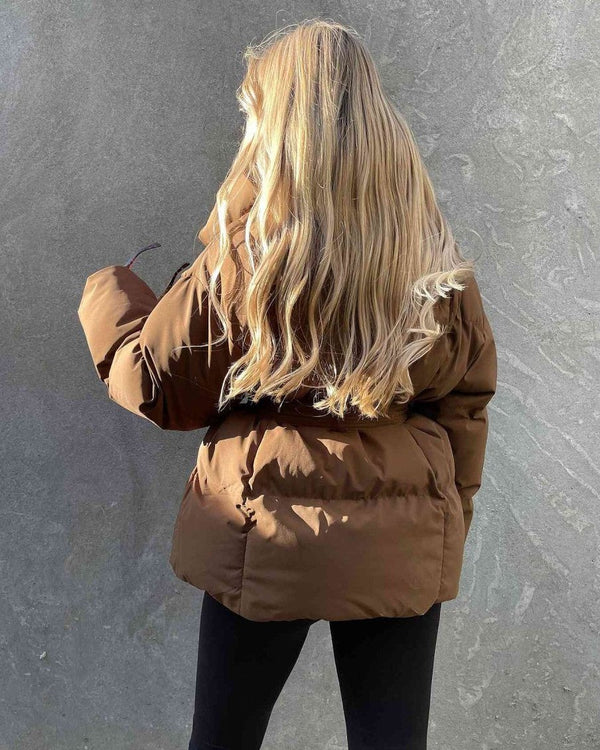 Gewatteerde jas met ceintuur voor dames - warme bruine jas met oversized kraag - Bakkermode.nl