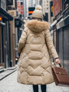 Gewatteerde lange damesjas - winterjas met imitatiebontkraag - Bakkermode.nl