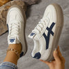 Trendy dames gympen - platform sneakers wit met marineblauwe strepen - Bakkermode.nl