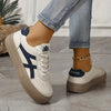 Trendy dames gympen - platform sneakers wit met marineblauwe strepen - Bakkermode.nl
