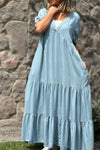 Dames tiered maxi jurk met korte mouwen - flatterende v-hals casual zomeroutfit