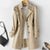 Trenchcoat - elegante dames met dubbele rij knopen