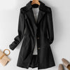 Trenchcoat - elegante dames met dubbele rij knopen