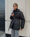 Winterjas met taille accent - gewatteerde jas met reverskraag en veter sluiting voor dames - Bakkermode.nl