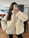Beige en koffie lamswollen jas voor dames -fluffy en trendy - Bakkermode.nl