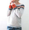 Dames gebreide pullover - grijze trui met patroon yoke en levendige boorden