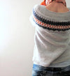 Dames gebreide pullover - grijze trui met patroon yoke en levendige boorden