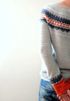 Dames gebreide pullover - grijze trui met patroon yoke en levendige boorden