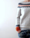 Dames gebreide pullover - grijze trui met patroon yoke en levendige boorden