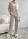 2-delige lounge set - ribgebreide beige set met V-hals trui en wijde broek - Bakkermode.nl