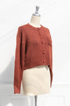 Korte gebreide cardigan - rode dames vest met knoopsluiting en borstzakje - Bakkermode.nl