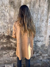 Lange suède blazer voor dames - getailleerde camelkleurige jas met knopen en zakken - Bakkermode.nl