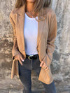 Lange suède blazer voor dames - getailleerde camelkleurige jas met knopen en zakken - Bakkermode.nl