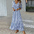 Dames maxi jurken met een schitterend blauw patroon - v-hals met lange mouwen voor casual avonden